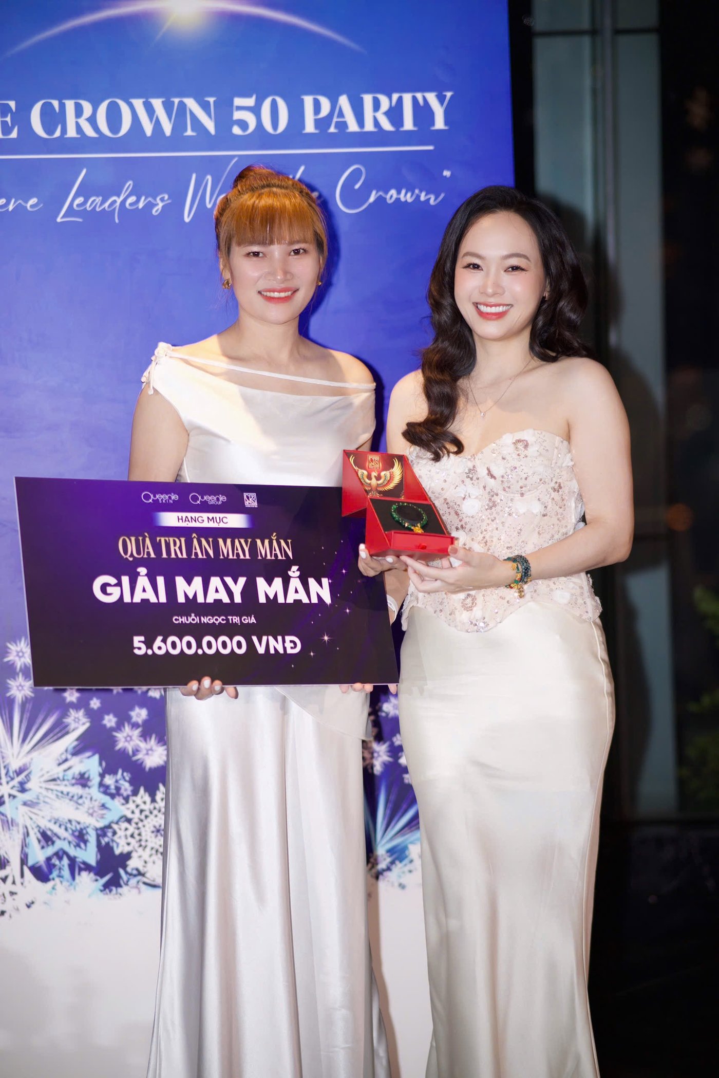 Quyên trên sân khấu Crown 50 Party — trao giải cho thành viên cộng đồng